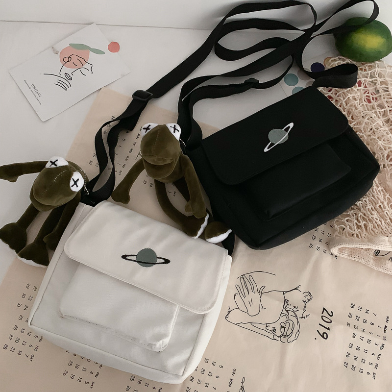 Casual Collage Student Messeng - Embroidery Kit Pouch recension och pris