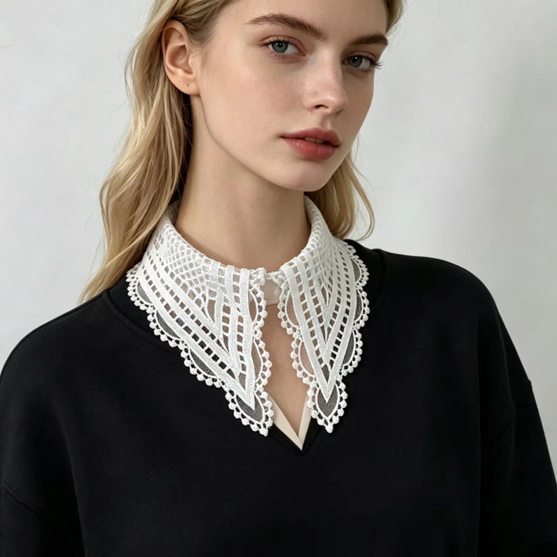 Lady White Ruffled False Colla - Embroidery Origin recension och pris