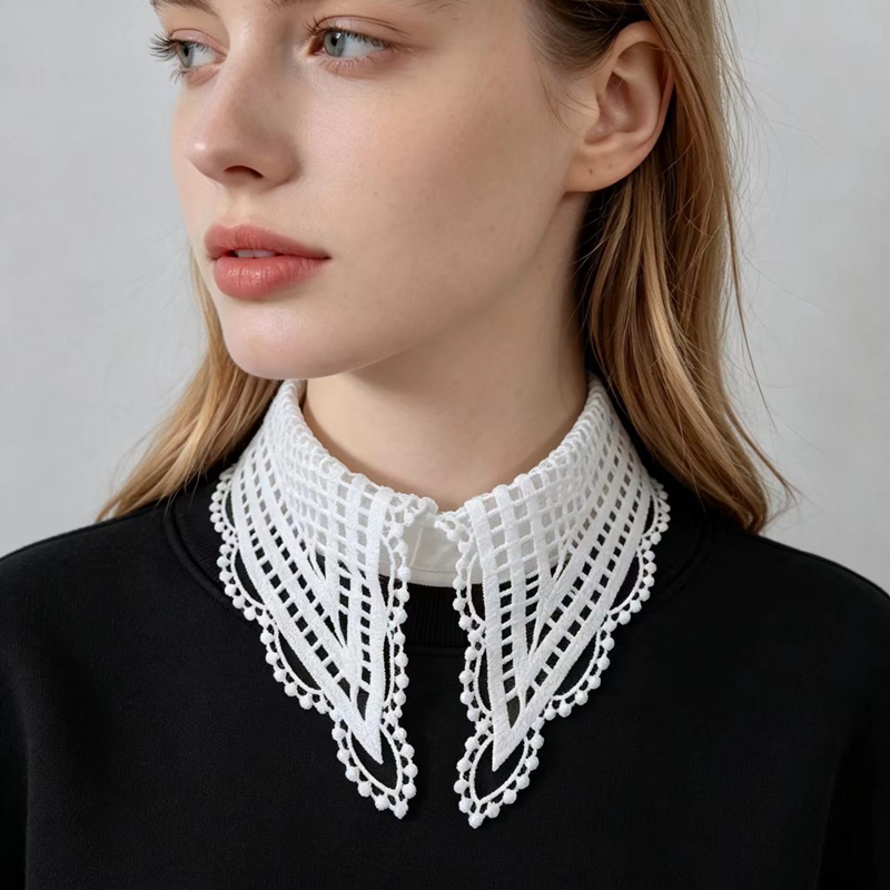 Lady White Ruffled False Colla - Embroidery Origin recension och pris