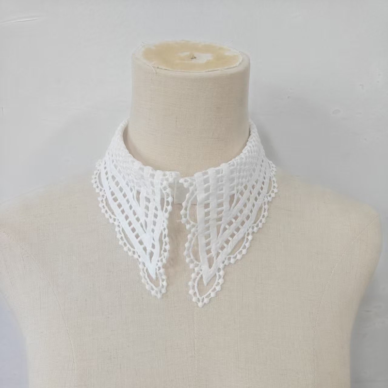 Lady White Ruffled False Colla - Embroidery Origin recension och pris