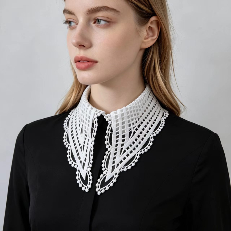Lady White Ruffled False Colla - Embroidery Origin recension och pris